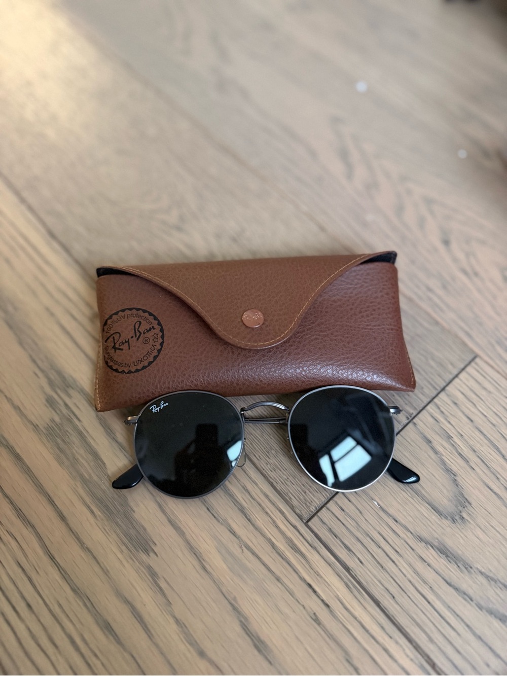 Ray-Ban women’s Round Metal Sunglasses with Brown Case - Black Lenses